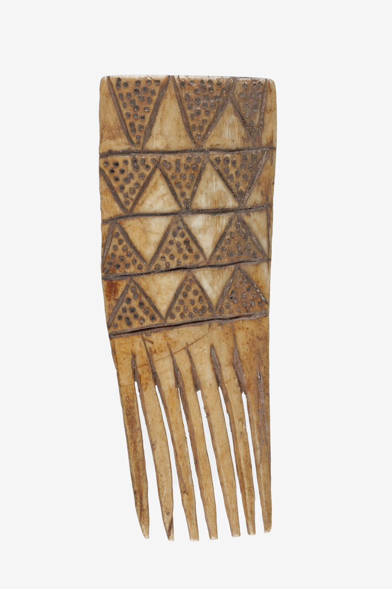 Small bone with rectangular shape and decorated handle.