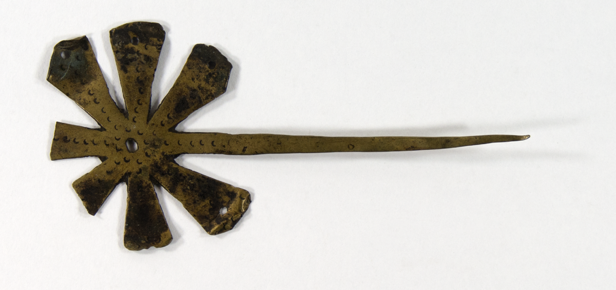 A brass hairpin. Seven branched star brass hairpin, with the pin making up the eighth branch of the star. 