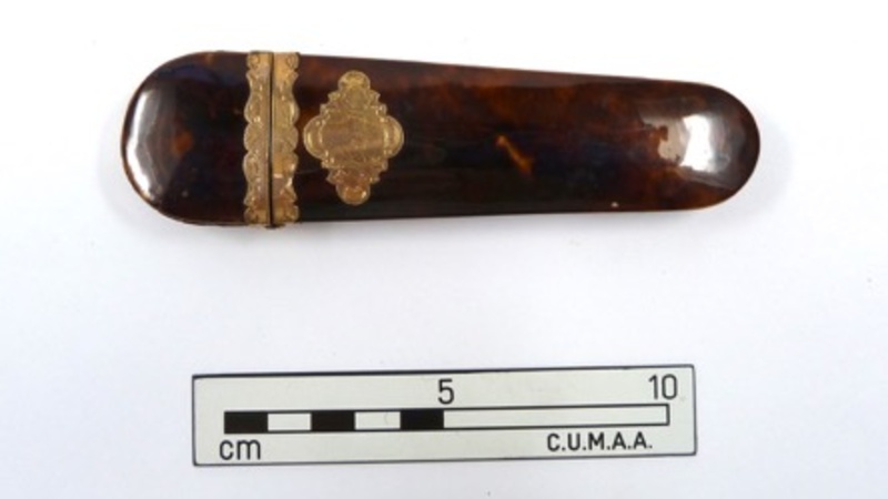  A tortoise-shell effect plastic spectacles case. It is oblong in shape and hinged at the side on the wider end.