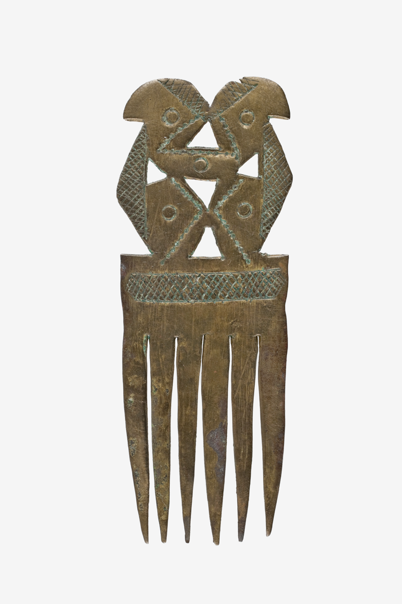Ododahelu. A brass comb with six teeth. The handle is decorated and depicts two birds, there are crosshatching, dotted lines and circular details. The reverse is undecorated.
